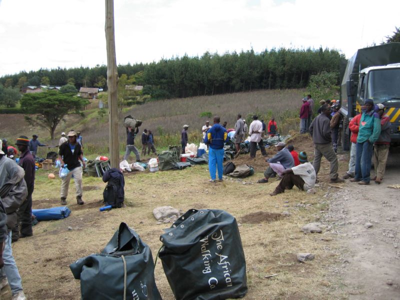 Kili (043) lots of porters...